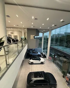 Area display mobil Hyundai BSD City 2 lantai